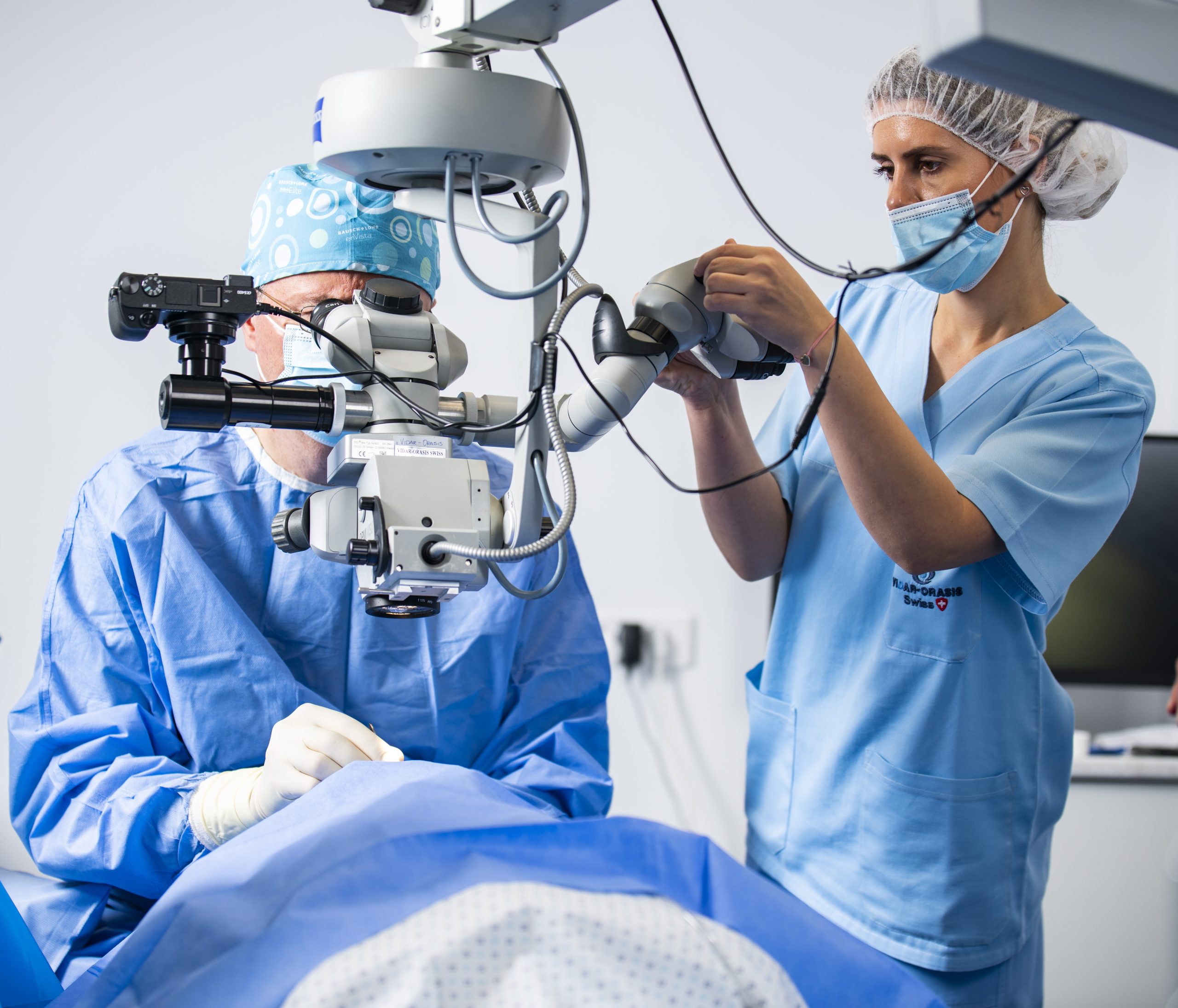 Operacioni mikroskop u sali klinike VIDAR-ORASIS SWISS